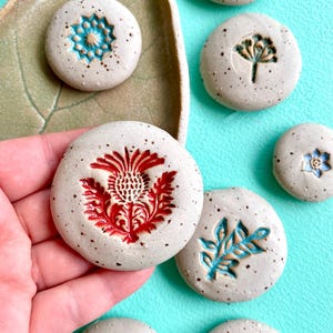 Piedras para beber Piedras decorativas Piedras de la suerte "Moteadas" para bebederos de pájaros Bebederos para insectos Cerámica hecha a mano Cerámica de jardín Decoración de jardín