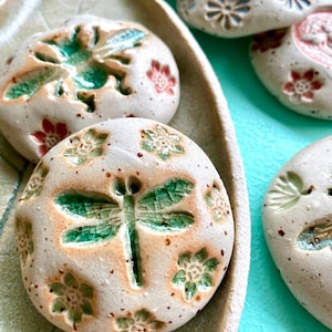 Piedras para bebederos de pájaros, piedras decorativas, piedras de la suerte, Maxi "Abeja" moteada, para bebederos de pájaros, baños de insectos, cerámica, hechas a mano, cerámica de jardín, decoración de jardín