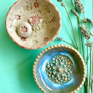 Birdbaths “Garden Happiness” as garden stakes, insect waterers, garden ceramics, handmade decorations for the garden, balcony or flower pot
