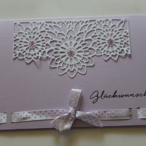 Glückwunschkarte, fliederfarben mit Stanzteil, Schleife und aufgekleben Blümchen, Stempelaufdruck "Glückwunsch"