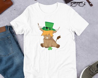 Cute scottish highland cow st patrick&#39;s day T-Shirt