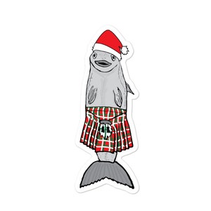 Salmão escocês engraçado usando um kilt vermelho e adesivos de Natal com chapéu de Papai Noel