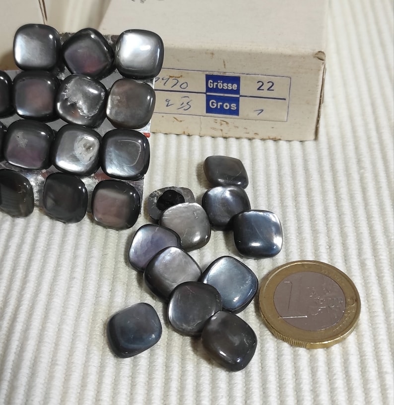 14x14mm, 22, Vintage aus den 60er Jahren, alte Knöpfe aus Perlmutt mit Öse, 9 Knöpfe, Stückpreis 1,00 euro Bild 2