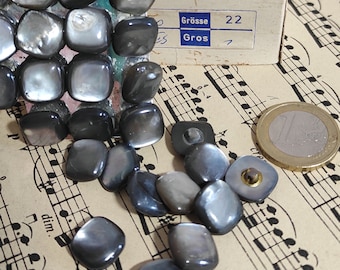 14 x 14 mm, 22", vintage des années 60, anciens boutons en nacre avec oeillet, 9 boutons, prix 1,00 euro pièce