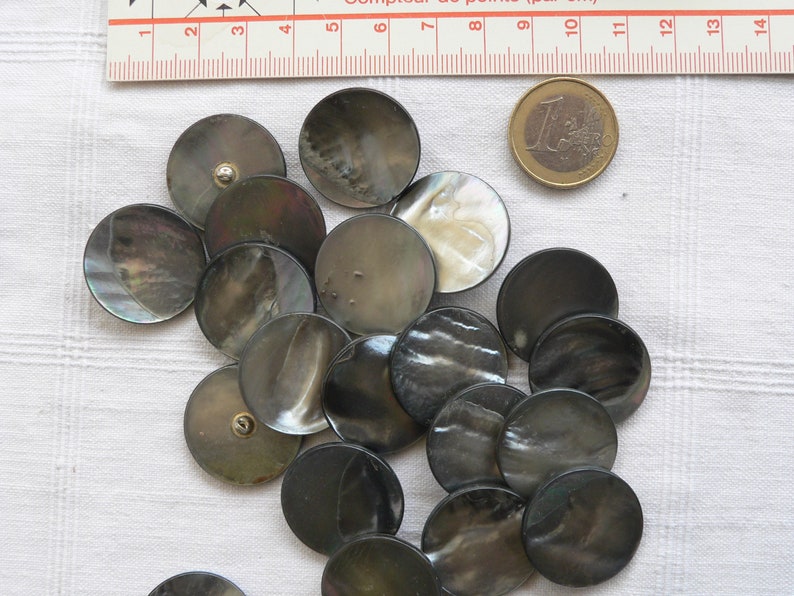 5x25mm, 40, Vintage, alte, graue Knöpfe aus Perlmutt mit Öse, Stückpreis 1,98 euro Bild 7