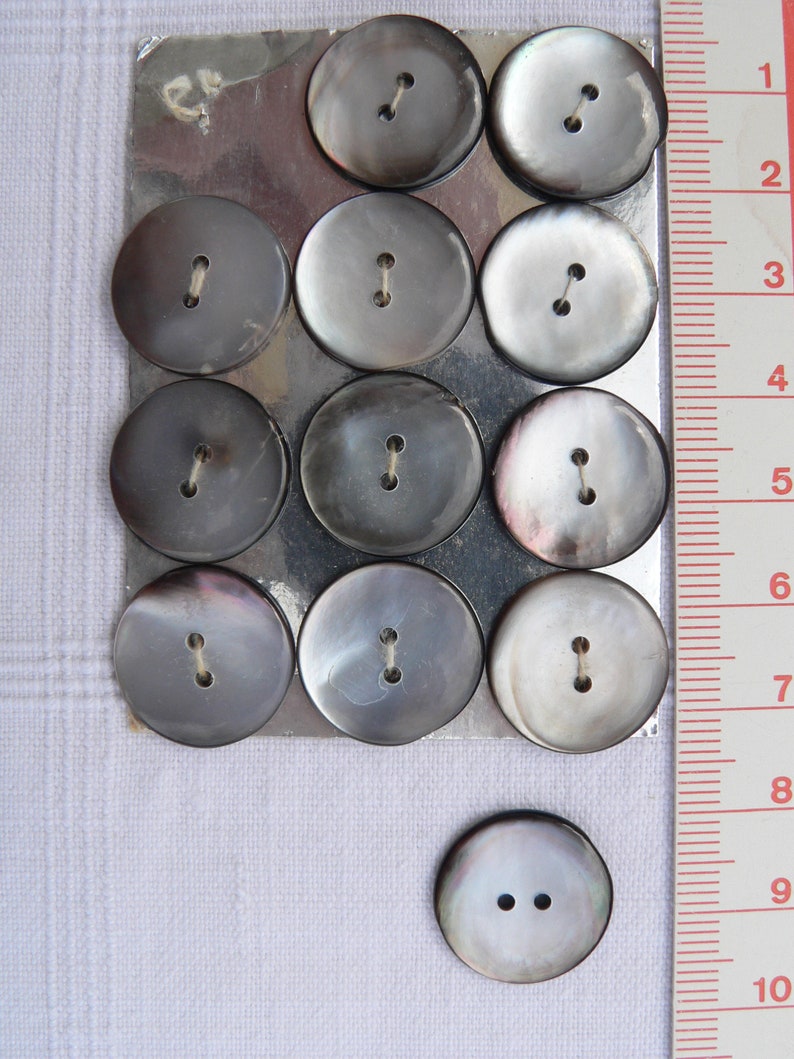 8x18mm, 28, Vintage aus den 60er Jahren, alte Perlmutt Knöpfe, 2Loch, silbergrau irisierend, 8 Knöpfe, Stückpreis 1,20euro Bild 8