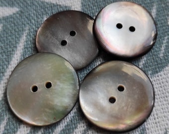 8 x 18 mm, 28", vintage from the 60s, old mother of pearl buttons, 2 holes, silver grey iridescent, 8 buttons, price per piece 1.20 euro