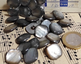 17 x 17 mm, 26", vintage from the 1960s, old mother-of-pearl buttons, gray with eyelet, 9 buttons, price 1.00 euro each