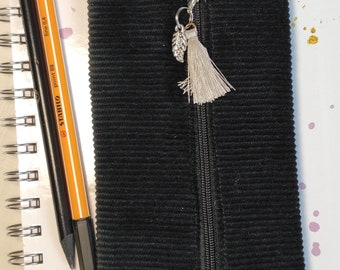 schwarzes Etui mit Gummiband fürs Notizbuch, Bullet Journal, Kalender oder anderes Lieblingsbuch in DinA 5, Oranizer, Mäppchen, Lesezeichen