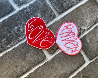 Patch de feltro bordado personalizado em formato de coração para costurar ou passar a ferro, com nome personalizado.