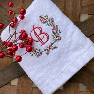 Weihnachtskranz mit Holly-Monogramm Personalisiertes Handtuch