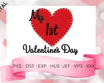 Op de afbeelding: Een rood hart met een gestikte rand en de tekst "My 1st Valentine's Day" in zwarte cursieve letters. Onder het hart zit een roze lint met de tekst "PES - DST - EXP - HUS - JEF - VP3 - XXX".