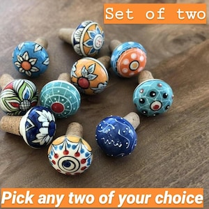 Può includere: Set di due tappi per bottiglie in ceramica colorati con disegni intricati. Scegli due dalla selezione.