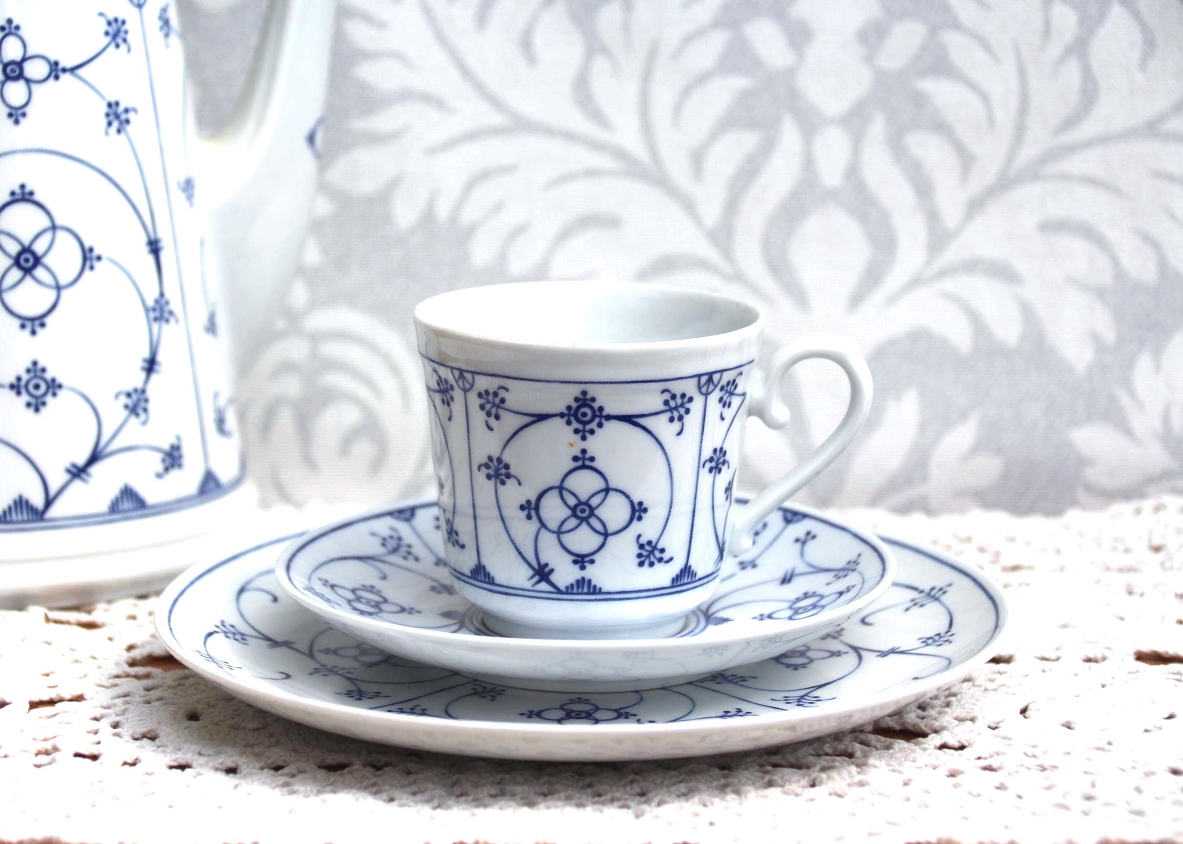Vintage Kaffeegedeck Form Marienbad Ingres Weiss Porzellan weiß-blau Strohblumen Muster Indisch Blau Strohmuster