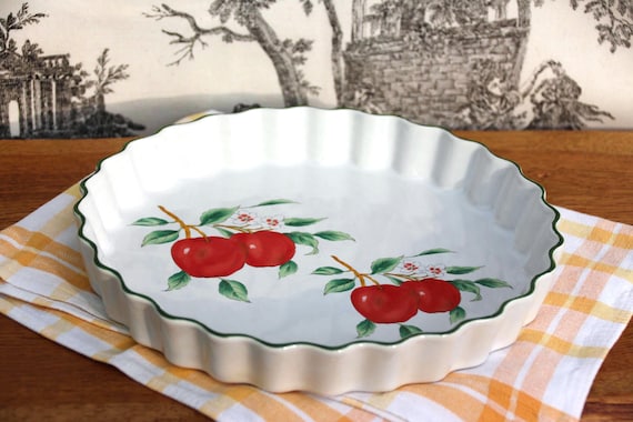 Vintage Backform Kuchenform rund Auflaufform Keramik Wellenrand weiß mit Äpfel Motiven Quicheform Vintage Ofenform Steinzeug