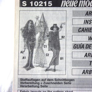 Könnte beinhalten: Schwarz-Weiß-Illustration eines Schnittmusters mit drei kostümierten Figuren. Der Text "S 10215 neue mode" steht oben. Die Figuren sind mit A1, A2, B1, B2, C1 und C2 beschriftet. Der untere Teil des Bildes enthält deutschen Text.