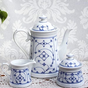 Vintage Kaffeeset Kaffeekanne + Zuckertopf + Milchkännchen Form Marienbad Ingres Weiss Porzellan weiß-blau Strohblumen Muster Indisch Blau