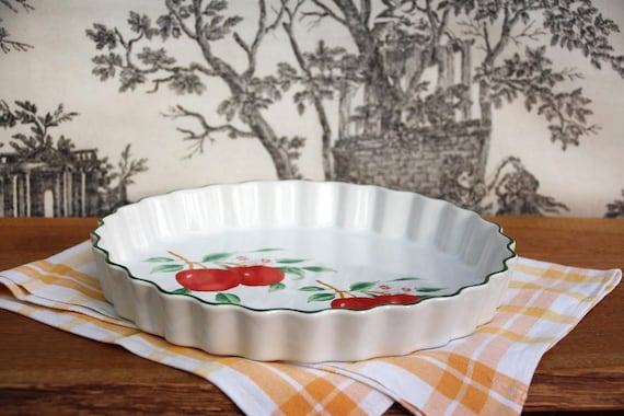 Vintage Backform Kuchenform rund Auflaufform Keramik Wellenrand weiß mit Äpfel Motiven Quicheform Vintage Ofenform Steinzeug