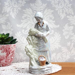 Vintage Porzellanfigur perlmutt-weiß &quot;Bäuerin mit Ernte&quot; Dekofigur Skulptur Dekoration Biskuit Figur