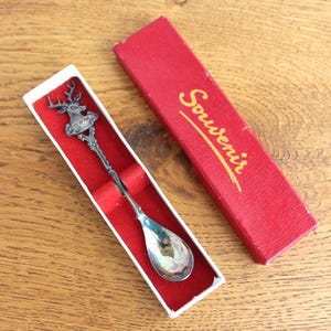Vintage souvenirsked, minnessked, samlarsked, souvenir Berg en Dal med hjortmotiv, kaffesked, silversked