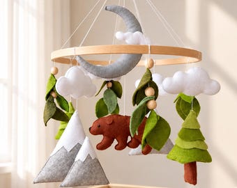 Karuzela dla niemowląt z motywem zwierząt górskich i leśnych. Dekoracja do pokoju dziecięcego w stylu leśnym. Prezenty na baby shower dla noworodków. Karuzela z filcu do łóżeczka z nadrukiem.