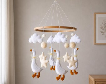 Mobil z gęsią główką. Dekoracja pokoju dziecięcego z kaczką. Prezenty dla noworodków. Upominki na baby shower z farmą. Prezent dla młodej mamy, ciąża.