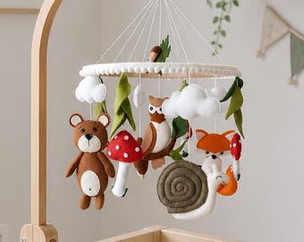 Mobil dla niemowląt z leśnymi zwierzętami. Dekoracja do pokoju dziecięcego w leśnym stylu. Prezent na baby shower dla noworodka, przyszłej mamy lub mamy po raz pierwszy.