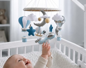Mobilny samolot i balon na ogrzane powietrze. Dekoracja pokoju dziecięcego w stylu lotniczym. Upominki na baby shower dla noworodka. Prezent dla młodej mamy, ciąża.