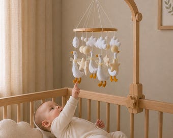 Mobil z gęsią główką. Dekoracja pokoju dziecięcego w kształcie zwierzątek gospodarskich. Prezenty dla noworodków. Upominki na baby shower. Prezent dla młodej mamy, ciąża.