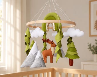 Karuzela dla niemowląt z motywem gór i jeleni. Leśne zwierzątko. Dekoracja do pokoju dziecięcego. Prezent na baby shower dla noworodka, przyszłej mamy lub mamy po raz pierwszy.