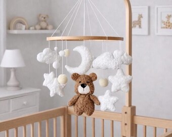 Mobilny miś z boucle, gwiazdki i chmurki. Neutralna dekoracja boho do pokoju dziecięcego. Miękki, wiszący prezent na baby shower.