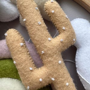 Patrón PDF de cactus. Juguete de fieltro estilo western para hacer tú mismo. Tutorial de costura para decoración infantil desértica hecha a mano. imagen 9