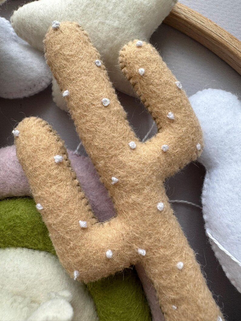 Patrón PDF de cactus. Juguete de fieltro estilo western para hacer tú mismo. Tutorial de costura para decoración infantil desértica hecha a mano. imagen 9