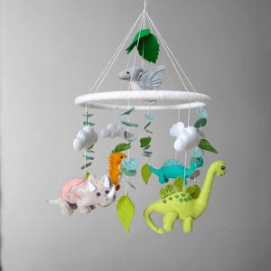 Dinosaurier-Babymobile | Jura-Tiere-Filzmobile mit Dino, Blättern und Wolken | Individuelle neutrale Kinderzimmerdekoration