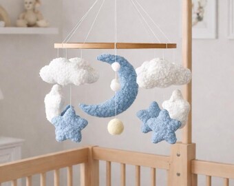 Karuzela do łóżeczka z boucle z księżycem, gwiazdami i chmurką. Neutralna dekoracja boho do pokoju dziecięcego. Miękki, wiszący prezent na baby shower.