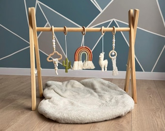 Boho Baby Gym z lamą i tęczą. Drewniana składana rama do zabawy. Neutralne centrum aktywności dla maluchów od Nursery. Prezent na baby shower Montessori.