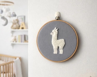 Haftowana dekoracja ścienna z lamą. Wisząca dekoracja pokoju dziecięcego z alpaki w stylu boho. Spersonalizowany prezent z filcu do szycia dla malucha.