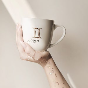 Großer Kaffeebecher, handbemalter Becher, Luxus Geschenk für Sie / Ihn, Porzellanbecher mit Gold, Becher 300 ml - BACK, Sternzeichen - Zwilling
