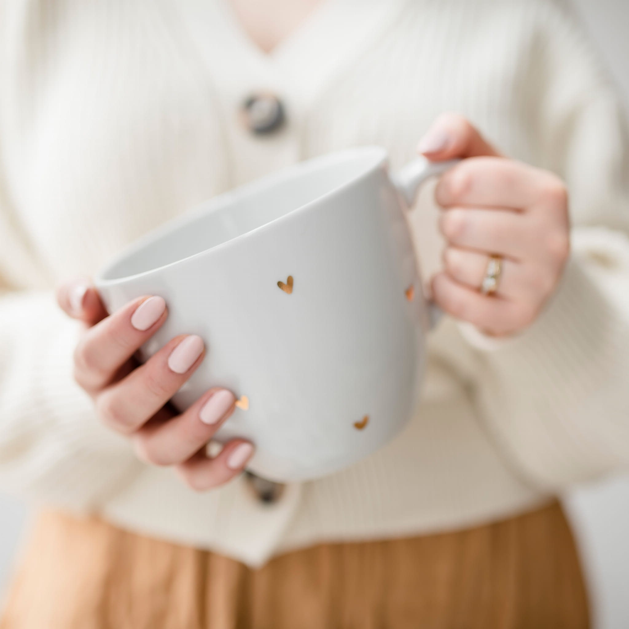 Große Kaffeetasse mit Gold-Dekor, 1 Liter Becher - GOLDEN HEARTS Statement Becher, Porzellanbecher, handgemachtes Geschenk