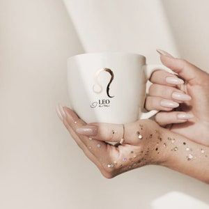 Großer Kaffeebecher, handbemalter Becher, Luxus Geschenk für Sie / Ihn, Porzellanbecher mit Gold, Becher 300 ml - BACK, Sternzeichen Löwe