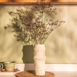 Gebroken witte vaas van papier-maché met textuur, stuk huisdecor, bureaudecor, bloempot vaas van papier-maché, witte vaas, vaas voor droge bloemen