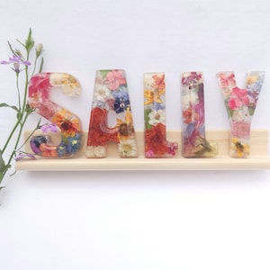 CARTAS - Letrero con flores del jardín - Regalos personalizados, soporte para nombre, guardería, baby shower, dormitorio, letras personalizadas, letrero con nombre