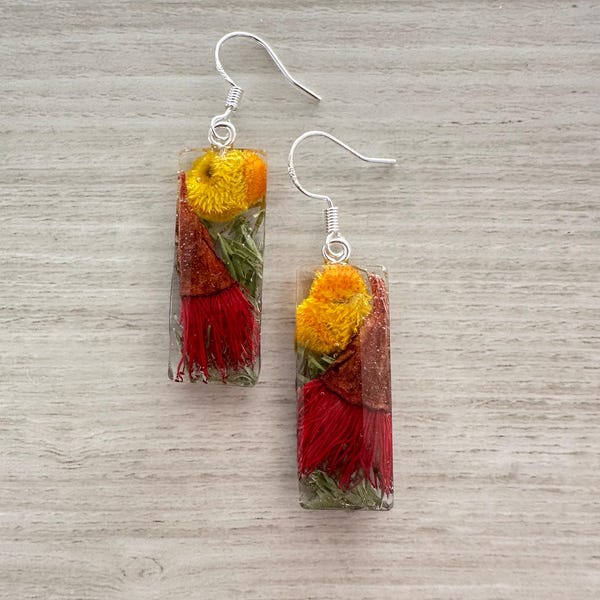 Ręcznie robione kolczyki z żywicy Red Gum i Desert Flame Flower – prawdziwe rodzime australijskie kwiaty, srebrne haczyki, zapakowane na prezent