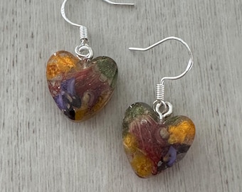 Boucles d'oreilles en forme de coeur d'acacia, gomme rouge et mélange de fleurs indigènes en résine - vraies fleurs indigènes d'Australie, crochets en argent, boîte cadeau