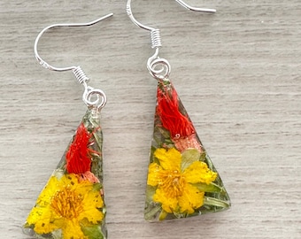 Handgefertigte Ohrringe aus Harz mit orangefarbenen Eukalyptus- und goldenen Sonnenblüten – echte australische Wildblumen, silberne Haken, in Geschenkverpackung