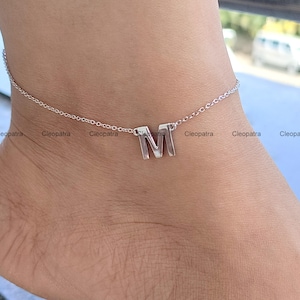 Hermosa tobillera minimalista con dije de letra inicial "M" en oro blanco auténtico de 14 quilates. Tobillera personalizada con letra del alfabeto. Regalo para ella.