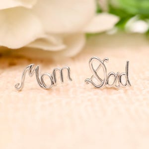 Lindos brincos minimalistas femininos com inscrições 'MÃE' e 'PAI' em ouro branco 10K real, brincos para o dia das mães, brincos de presente de aniversário para mulheres