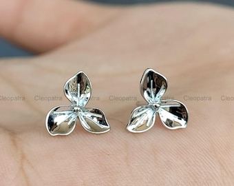 Puces d'oreilles fleurs faites main en platine 950 : à porter au quotidien