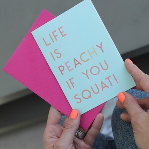 Tarjeta de felicitación temática de gimnasio 'Life Is Peachy If You Squat' - levantamiento de pesas - entrenamiento de botín - fuertes chicas club día de piernas sentadillas levantamiento de pesas