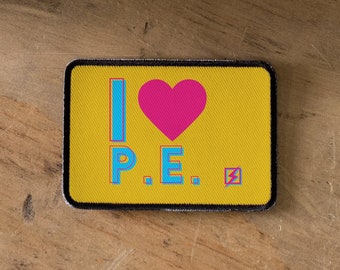 Presente engraçado para treinador, P.E. Professor, fã de fitness - emblema com emblema de moral apoiado - slogan I Love PE - presentes divertidos para prêmios de fitness para ele ou ela